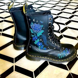 NWT Dr Martens Sinclair floral boots